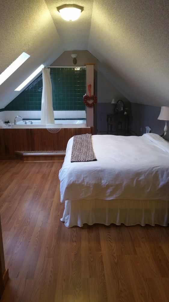 The At Ragged Edge Bed & Breakfast 2*